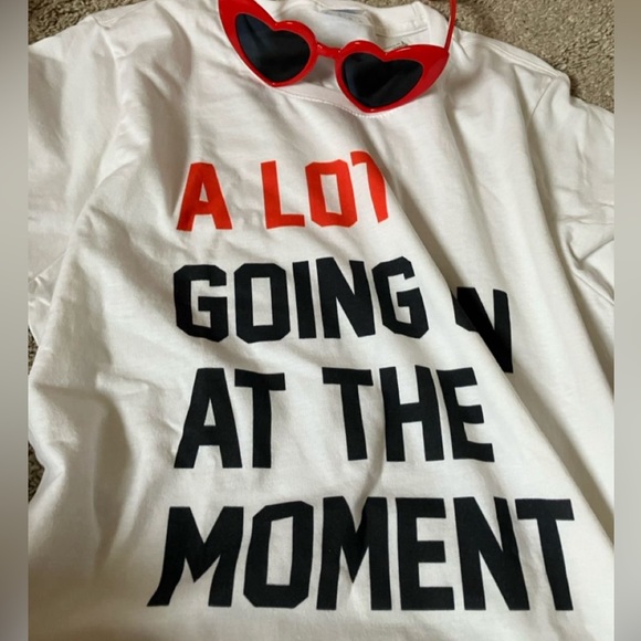 Taylor Swift White Tee “A lot going on at the moment” - Picture 3 of 6